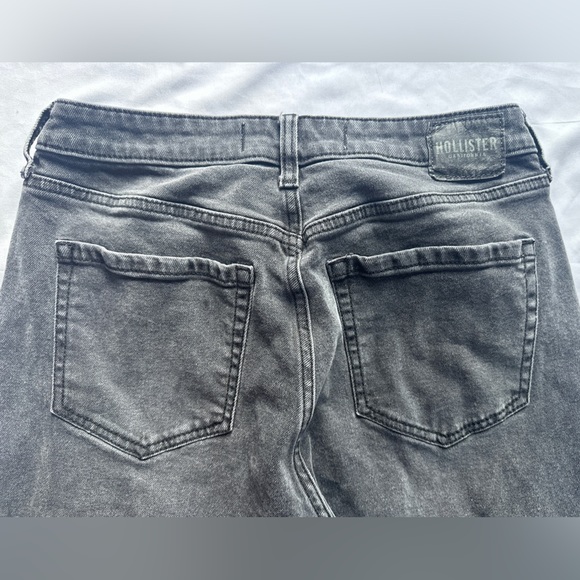 Hollister Curvy High-Rise Mom Jeans - Picture 4 of 6